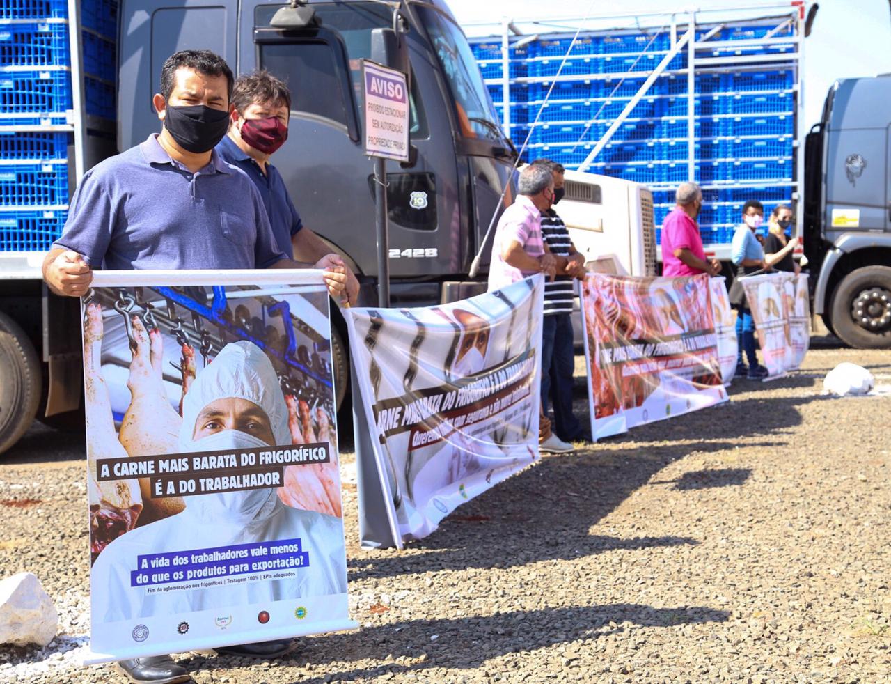 Trabalhadores da alimentação realizam manifestação em frente a Frango Granjeiros