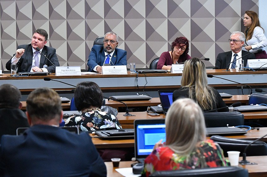 Mudança da aposentadoria especial para atividade insalubre é criticada em debate 