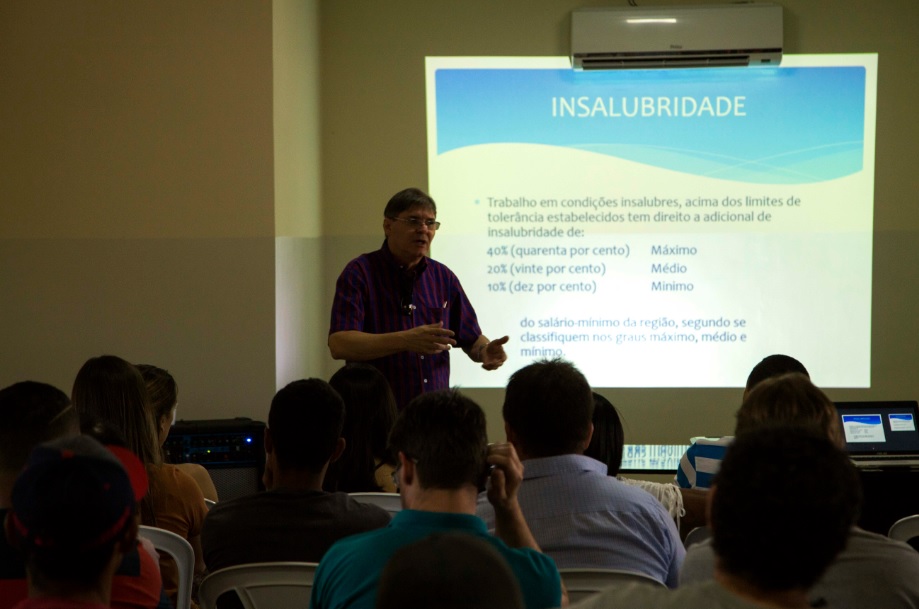 Diretoria do Stiaar assiste a palestra sobre insalubridade